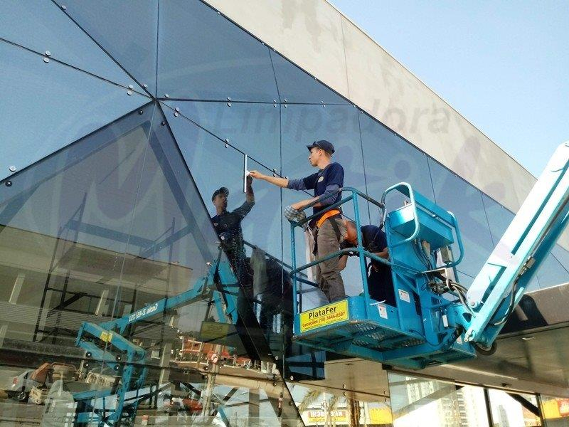 Empresa de Limpeza de Vidro em Altura Santana de Parnaíba - Limpeza de Vidros Zona Sul